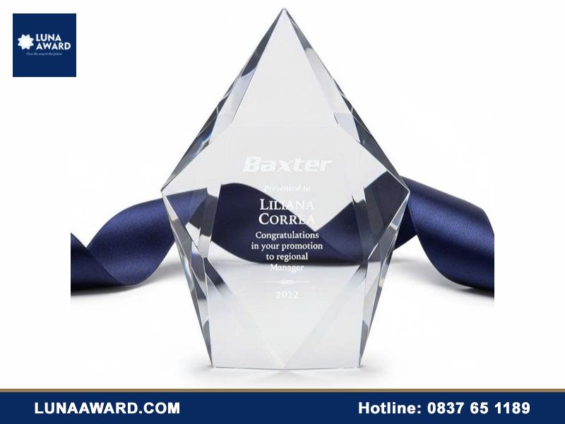 Đặt làm kỷ niệm chương pha lê tại Hà Nội