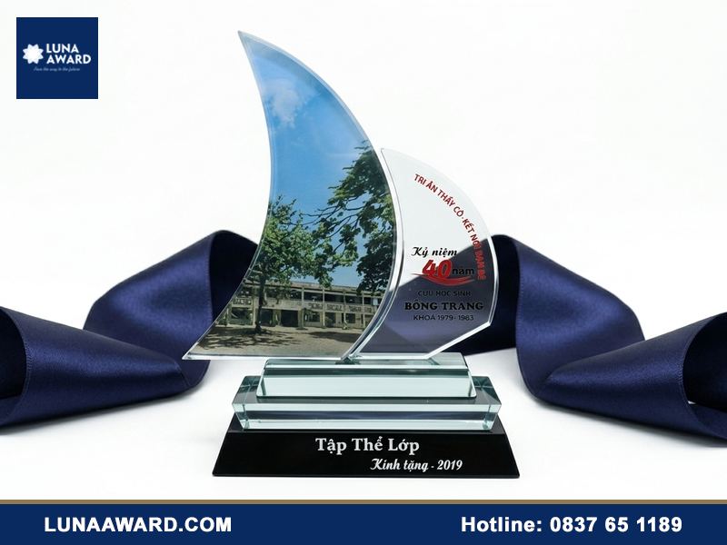 Quà tặng họp lớp kỷ niệm chương thủy tinh
