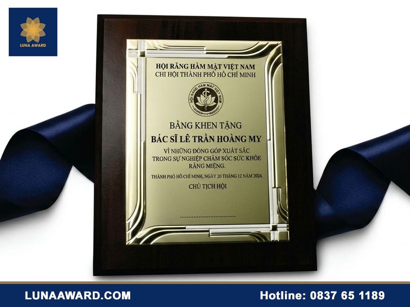 Bảng vinh danh gỗ đồng